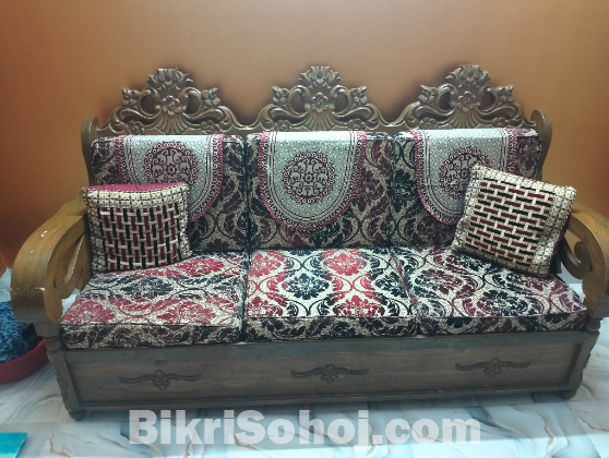 ১টি তিন সিটের সেগুন কাঠের সোফা ফোম, কাভার সহ  বিক্রয় হবে